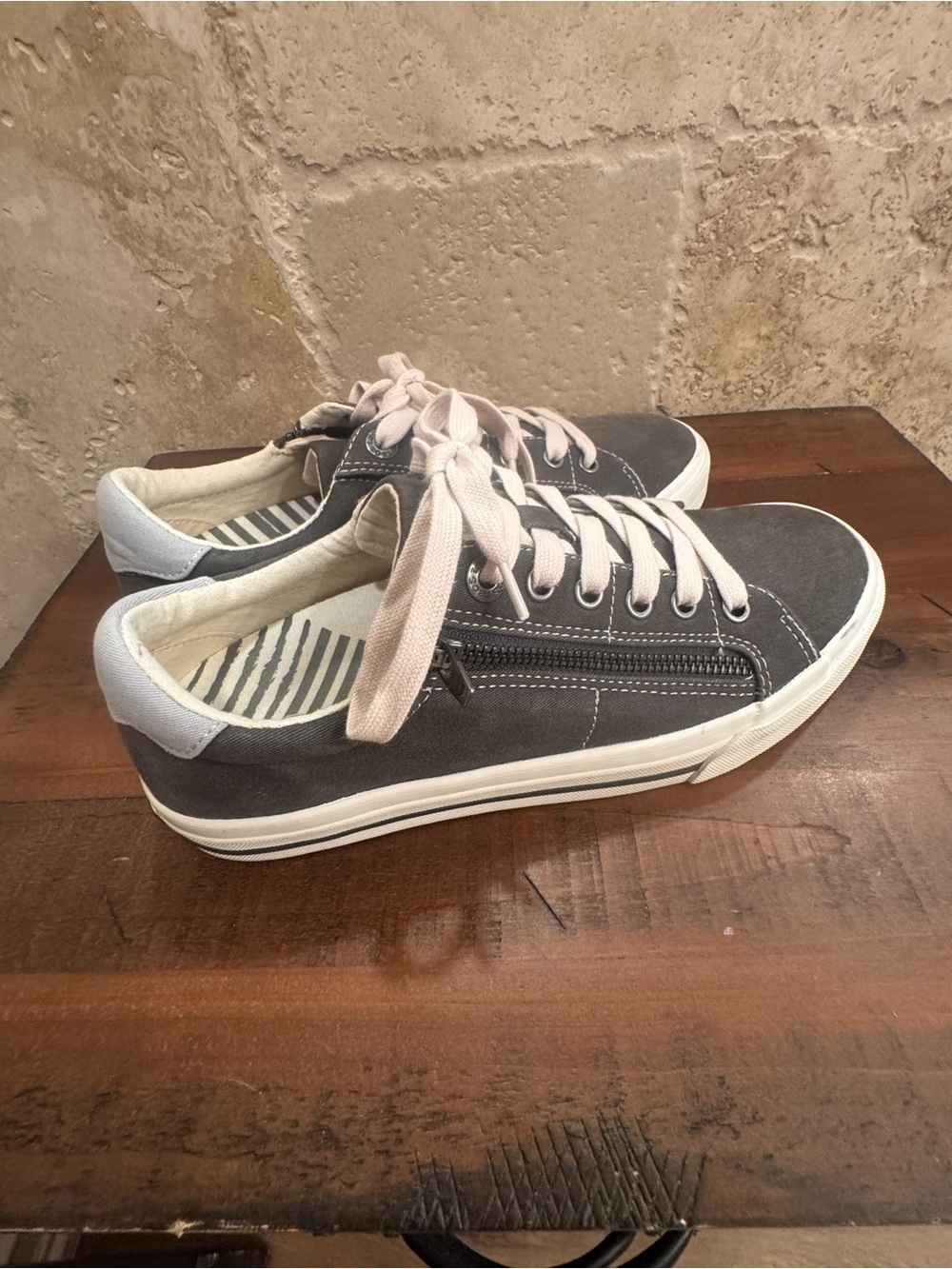 Taos Footwear Women's Gray and White Low-Top Sneakers with Side Zip